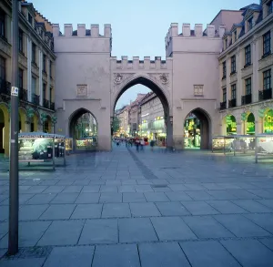 Historisches Zentrum von München bei Nacht, Blick zur Fußgängerzone und zum Karlstor.