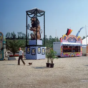 München, 1985: Karussell am Rummelplatz mit Löwenbräu-Brauerei-Symbol.