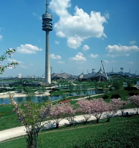 München, 1985. Frühling im Olympiapark mit Blick zum Fernsehturm und Olympia-Stadion.