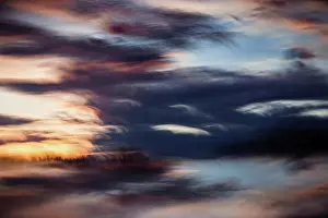 Drucke von Abstrakter Sonnenuntergang eines Himmels und einer Wälder September Drucke: Abstrakte Sonnenuntergang eines Himmels und eines Waldes.