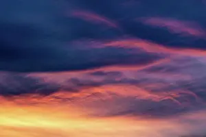 Drucke von Abstrakter Sonnenuntergang eines spektakulären Himmels voller Wolken Minimalistische Kunstwerke Drucke: Abstrakte Sonnenuntergang eines spektakulären Himmels voller Wolken.