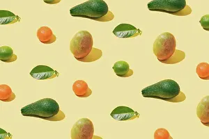 2021 Drucke: Hintergrundmuster mit frischem Obst und grüner Blätter-Anordnung auf 'pas'.