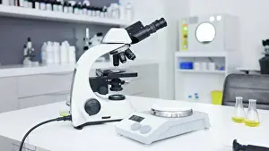 April Drucke: Hintergründe, Wissensskala und Mikroskop in Labor für Innovation.