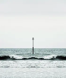 Februar Drucke: Leuchtturm und Meereswellen.