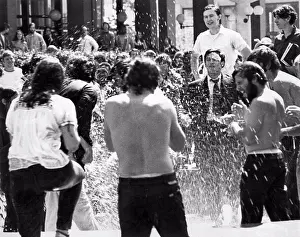 Drucke von Berkeley, Kalifornien: Mai 1969 Demonstranten des People's Park versuchen, Pfefferspray aus ihren Augen zu waschen, nachdem sie mit der Polizei konfrontiert wurden Dezember Drucke: Berkeley, Kalifornien: Mai