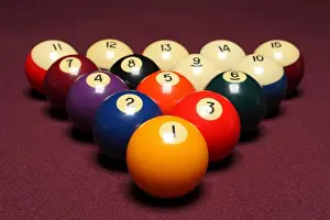 Recreational Sports Equipment Drucke: Fifteen billiard balls arranged in triangle on pool table