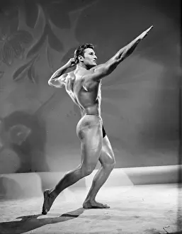 Retro Fitness Models Drucke: Bodybuilder In Archer Pose c.1956