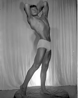 Black And White Male Models Drucke: Bodybuilder Studio Pose c.1950