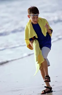 Casual Clothing For Kids Drucke: Boy stepping on the beach