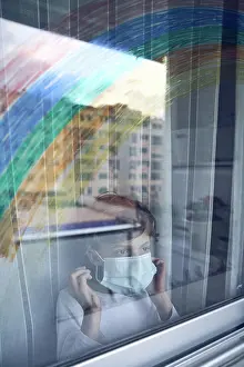 Bilder Datiert 12. Juni 2020: Junge hinter dem Fenster während der Quarantäne.