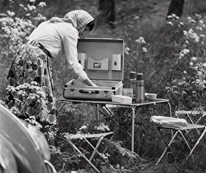 Oktober Drucke: Frau setzt den Tisch für ein Mahl in der Natur