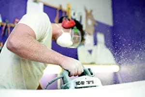 Drucke von Holzbearbeitung, Säger und Mann in Werkstatt für Herstellung, Reparaturen oder Holzmöbel für den Betrieb September Drucke: Holzbearbeitung, Säge und Mann in Werkstatt für die Herstellung.