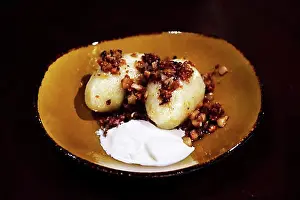 Drucke von Cepelinai-Dumplings mit geröstetem Speck und Sauerrahm, Leiciai Restaurant, Altstadt, Vilnius, Litauen, Europa Litauen Drucke: Cepelinai-Dumplings mit geröstetem Speck und Sahne