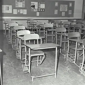 2001 Drucke: Leere Stühle in einem Klassenzimmer.