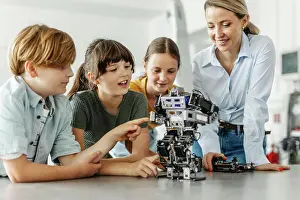 Bilder Datiert 25. Juni 2024: Kinder lernen Robotik in der Grundschule.