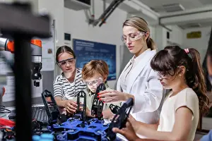 Drucke von Kinder lernen Robotik in der Grundschule. Junge Schüler programmieren, bauen Roboter im Nachmittagsclub für Robotik. Exkursion in ein echtes Laboratorium für Robotik Juni Drucke: Kinder lernen Robotik in der Grundschule.
