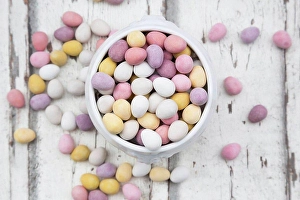 Coloured Easter Eggs Drucke: Chocolate Easter eggs in bowl