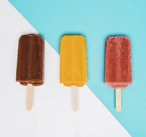 Drucke von Schokolade, Mango und Himbeerpopsicles Oktober Drucke: Schokolade, Mango und Himbeerpopsicles