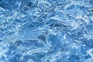 Drucke von Klares blauweißes Eis in Fluss Januar Drucke: Klares blauweißes Eis in Fluss.