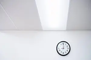 Uhr an einer Bürowand