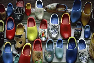 Traditional Dutch Clothing Drucke: Clogs on display, Amsterdam, Netherlands