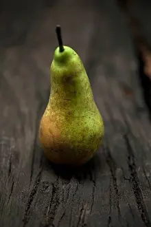 Fresh Pears Drucke: Close up of pear on table