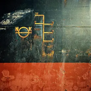 Drucke von Nahe Aufnahme des Plimsoll-Maßstabs auf der Seite des Schiffes Dezember Drucke: Nahansicht des Plimsoll-Maßstabs auf der Seite des Schiffes.