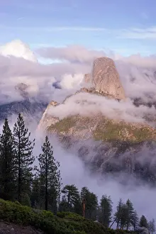 Glacier Point View Drucke: The clouds are moving in on the view from Glacier Point
