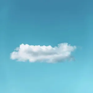 Bilder Datiert 16. Juli 2021: Ein einzelner Wolken auf dem blauen Himmel.