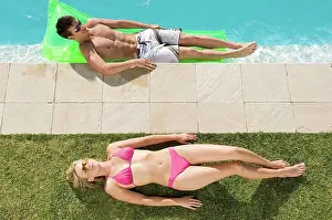 Swimming Pool Leisure Drucke: Couple sunbathing at the pool