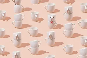 Pastel Pink Background Design Drucke: Creative pattern of cups on pastel pink background. Minimal concept. Isometric