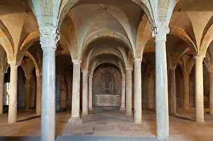 Last Resting Place Italy Drucke: Crypt with a vaulted ceiling and lots of columns