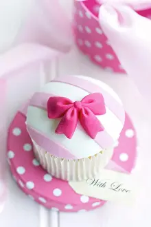 Drucke von Kuchenkugel in einer Geschenkschachtel September Drucke: Kuchenkugel in einer Geschenkbox.
