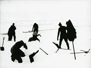 Captain Scott Expedition Drucke: Digging ice Description