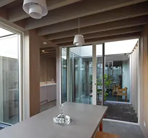 Drucke von Einladende Atmosphäre in einem stilvollen Esszimmer mit Blick auf einen idyllischen Innenhof Oktober Drucke: Dining-Raum mit Blick in den Innenhof. Ellis House, Ilford, Vereinigtes Königreich