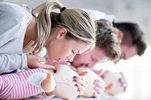 Drucke von Ärzte, die infantile Reanimation praktizieren April Drucke: Ärzte, die infantile Reanimation praktizieren.