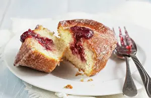 Copy Space Desserts Drucke: A doughnut muffin with raspberry jam, sliced