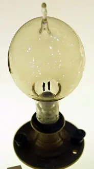 Drucke von Edisons Lampe; 1880. Kohlenstoffdrahtlampen waren die ersten kommerziell rentabeln elektrischen Lichtlampen, die das Verbrauchermarkt im Jahr 1882 erreichten Thomas Edison Drucke: Edisons Lampe; 1880