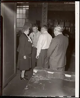 Gerahmter Druck : Edith Nourse Rogers steht mit Männern. Gerahmter Druck : Edith Nourse Rogers steht mit Männern.