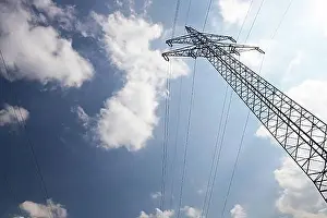 High Voltage Transmission Lines Drucke: Electrical tower in spring time