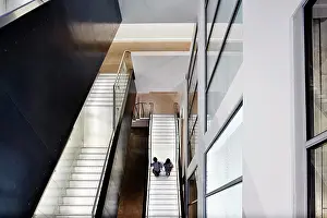 Drucke von Ein atemberaubender Blick in die Tiefe: Das atrium des Norwich University of the Arts, ein Meisterwerk der Architektur Oktober Drucke: Elevier Ansicht nach unten zum Atrium - Guntons Atrium
