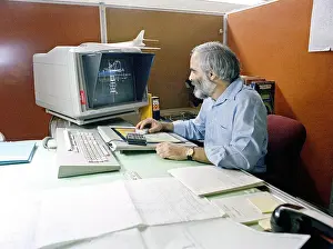 Drucke von Ein Ingenieur verwendet das Computer-Aided-Design-(CAD)-System, um das Montagesystem für die Hecksektion der B-1-Bomber zu entwickeln März Drucke: Ein Ingenieur verwendet das Computer-Aided Design (CAD).