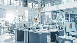 Drucke von Ein Ingenieur arbeitet an seinem Computer, konzentriert sich auf die Lösung eines komplexen Problems Mai Drucke: Ingenieur arbeitet an einem Computer