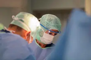 Surgeon Operating Room Drucke: face of a surgeon in the operating room