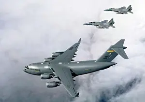 2007 Drucke: Zwei Jagdflugzeuge eskortieren ein C-17 Globemaster III, F-15B Eagle, US-Luftwaffe.