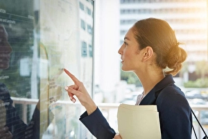 Female Office Worker Drucke: Finding the quickest route to commute