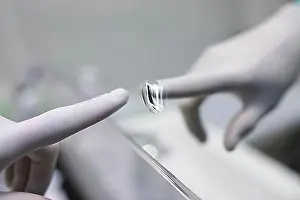 Drucke von Finger berühren leuchtenden Knopf auf dem Spiegelbildschirm. 3D-Technologie im Alltag Januar Drucke: Finger berühren leuchtenden Knopf auf dem Spiegelbildschirm. 3D-Technologie im Alltag.