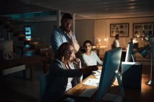 Business People Working Together Drucke: Getting it done quicker with everyones input