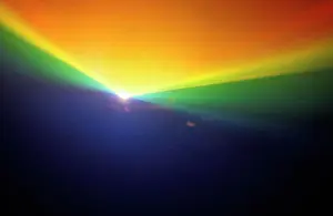 Bilder Datiert 7. Mai 2010: Ein glühender Regenbogenmuster aus Laserlicht gegen einem schwarzen Hintergrund.