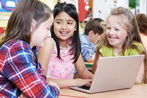Drucke von Gruppe von Grundschulkindern, die zusammenarbeiten in der Computerklassen Februar Drucke: Gruppe von Grundschulkindern, die gemeinsam in der Computerklassen arbeiten.
